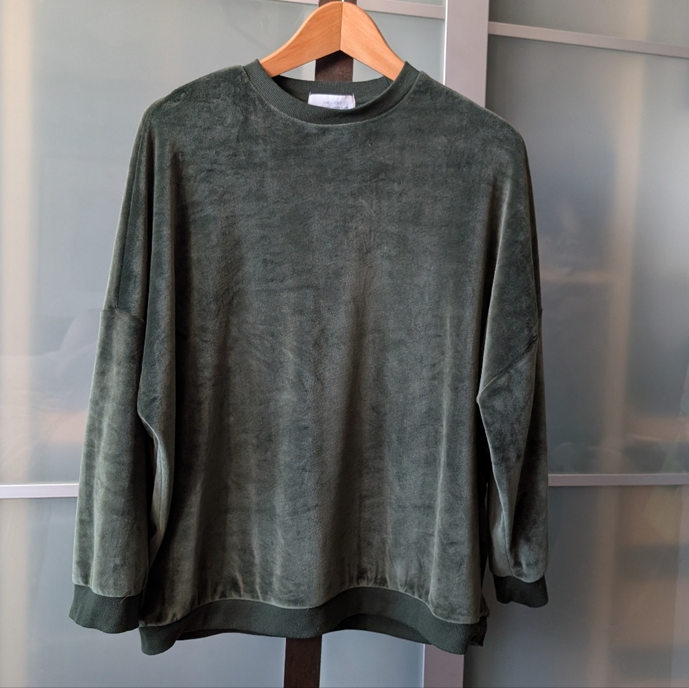✴️SALE✴️Super Soft & Stretch Oak & Fort Velvety Crewneck Sweater - Small